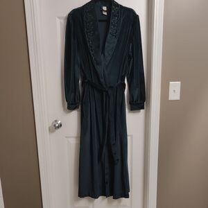Vintage Amanda Stewart Intimates Elegant Dark Green Robe with Embroidered Collar